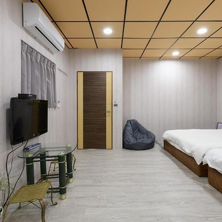 羅東夜市 小宅一生民宿 Night Market Small House Lifetime Hotel Luodong Extérieur photo