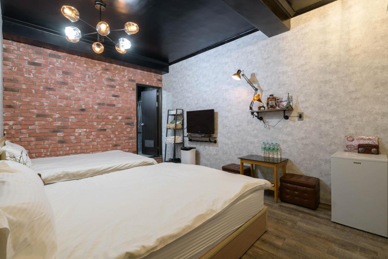羅東夜市 小宅一生民宿 Night Market Small House Lifetime Hotel Luodong Extérieur photo