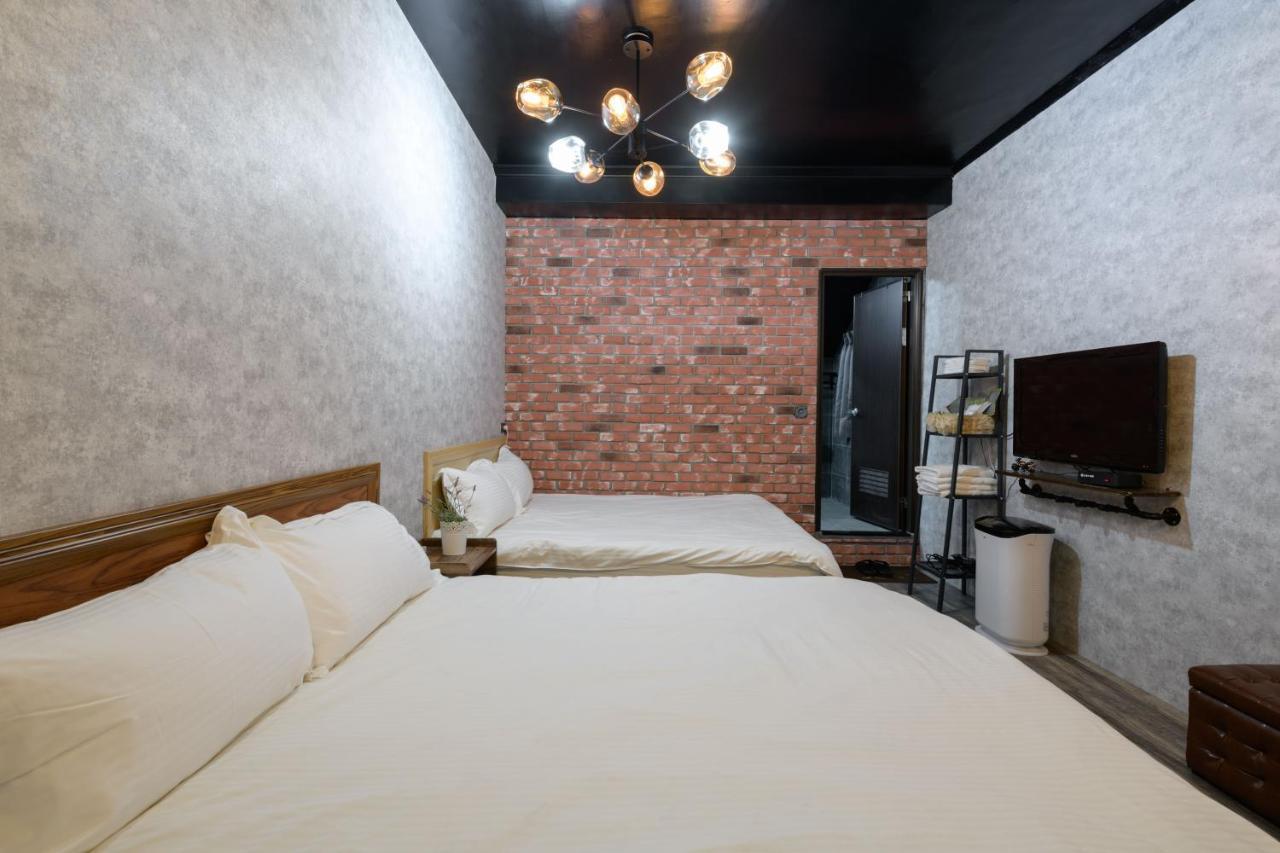 羅東夜市 小宅一生民宿 Night Market Small House Lifetime Hotel Luodong Extérieur photo